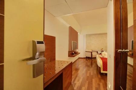 Monarch Luxur - Infantry Road - 24