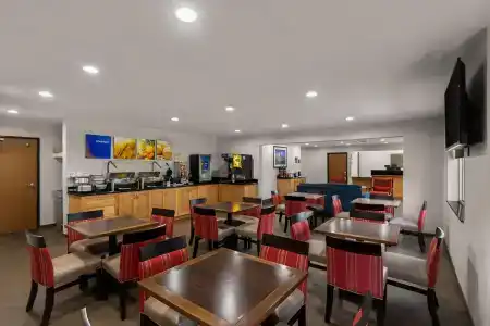 Comfort Inn & Suites - 22