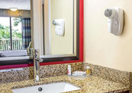 Days Inn by Wyndham Fort Lauderdale Airport Cruise Port - 4