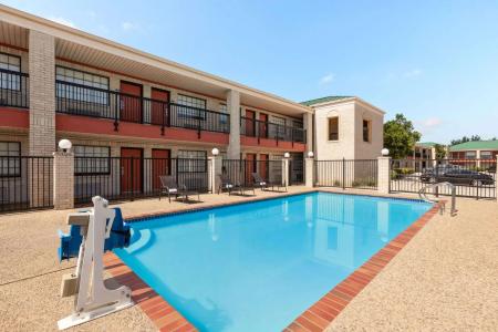 Days Inn by Wyndham San Antonio Near Fiesta Park - 13