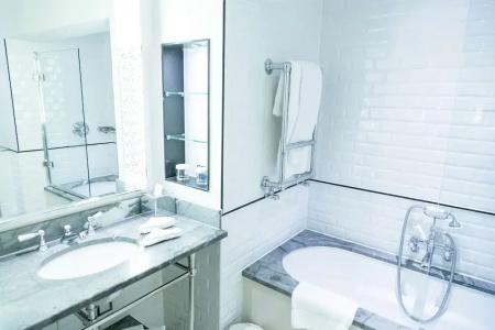 The Waldorf Hilton - 92