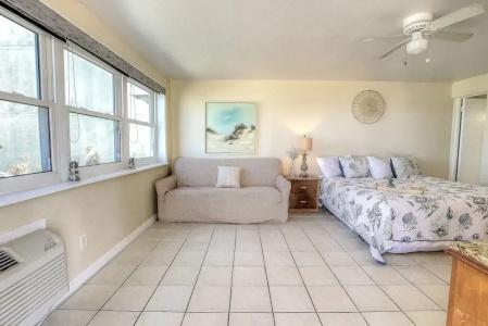 Daytona Shores Inn and Suites - 3