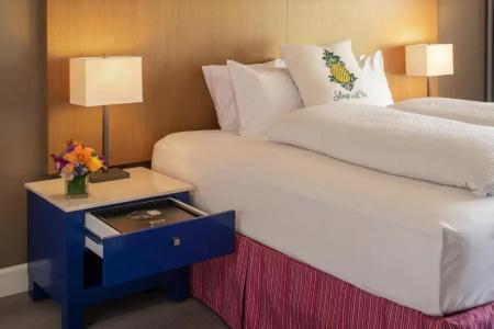 Staypineapple, Rose, Downtown Portland - 31
