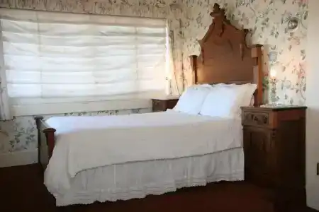 Martine Inn - 1