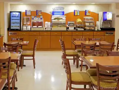 Holiday Inn Express Maspeth, An Ihg - 13