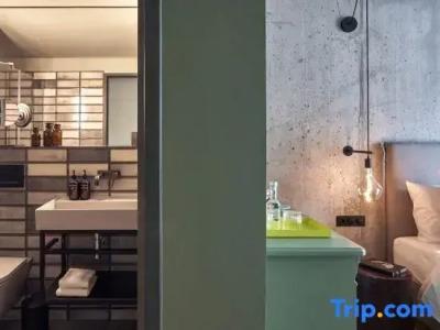 Gekko House Frankfurt, a Tribute Portfolio - 93