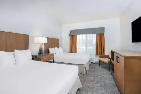 Ramada by Wyndham - 6