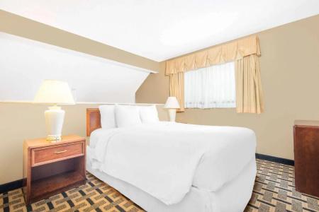 Hawthorn Suites East - 61