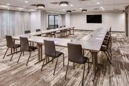 DoubleTree by Hilton & Suites - 13