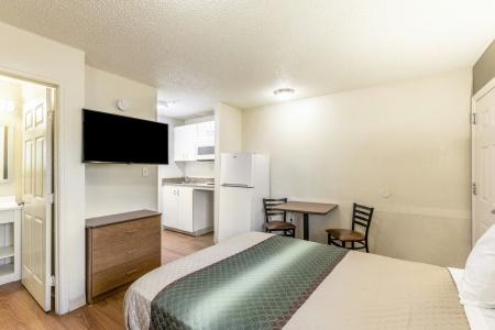 HomeTowne Studios by Red Roof Orlando - Casselberry - 16