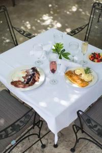 Rogue Regency Inn & Suites - 11