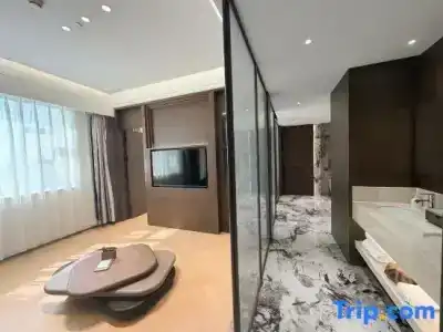 Kunming Zhong Huang - 67