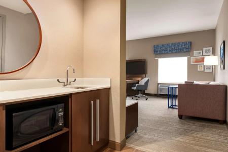 Hampton Inn & Suites West - 53