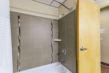 Quality Suites - 33