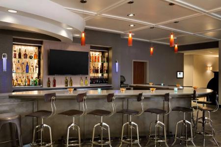 DoubleTree by Hilton Airport - 18