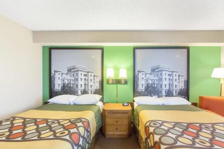 Super 8 by Wyndham LA - 2