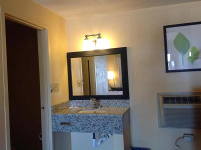Diamond Inn & Suites - 8