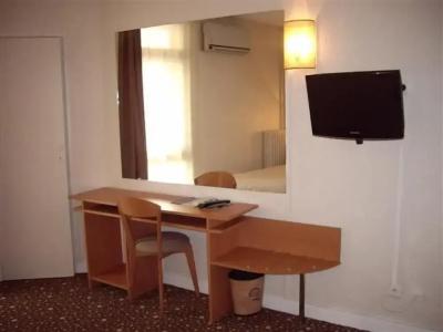 Ours Blanc - Place Victor Hugo - 34