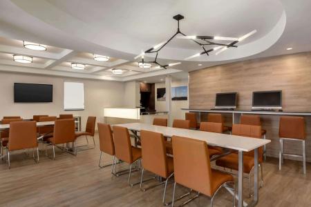 Days Inn by Wyndham Toronto West - 9