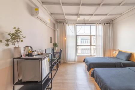Beige Poshtels + Netflix - 13