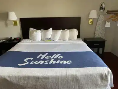 Days Inn & Suites by Wyndham Airport - 18