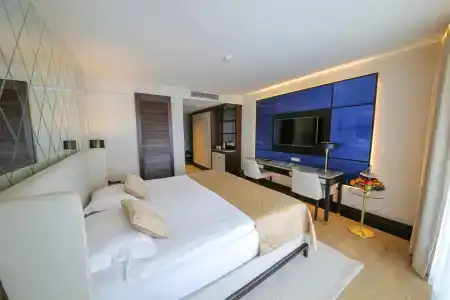 Charisma De Luxe - 2