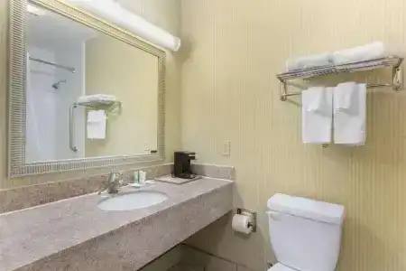 Quality Inn & Suites Oceanside Near Camp Pendleton - 58