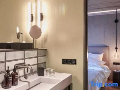 Gekko House Frankfurt, a Tribute Portfolio - 70