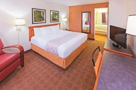 Super 8 by Wyndham San Antonio Near SeaWorld Ingram Park - 17