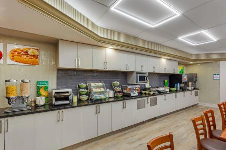Quality Inn & Suites - 10