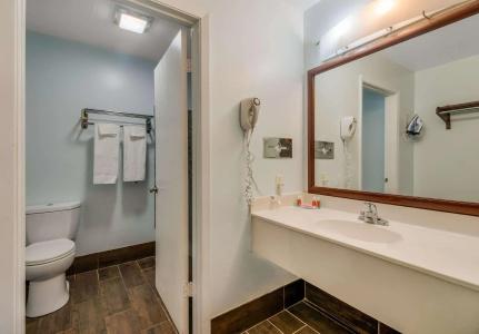 Econo Inn & Suites - 9