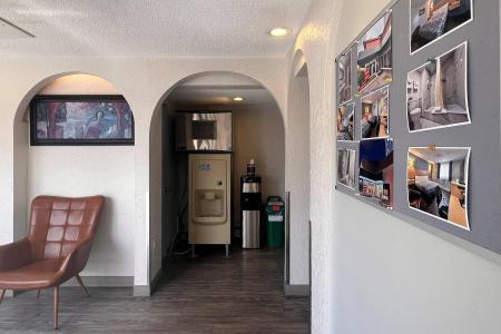 Econo Lodge Village - 38