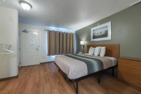 HomeTowne Studios by Red Roof Dallas - - 23