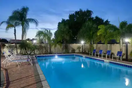 Super 8 by Wyndham Sarasota Area - 8