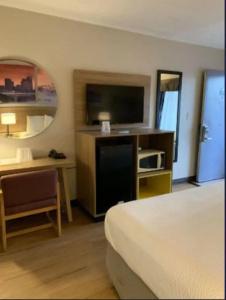 Days Inn by Wyndham Airport Fair and Expo Center - 14