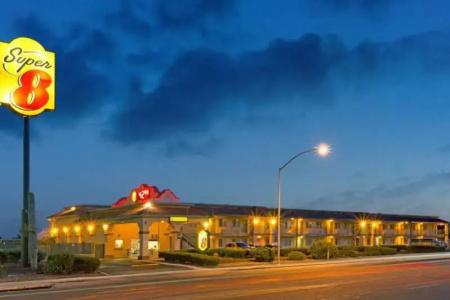 Super 8 by Wyndham Tucson Downtown Convention Center - 5