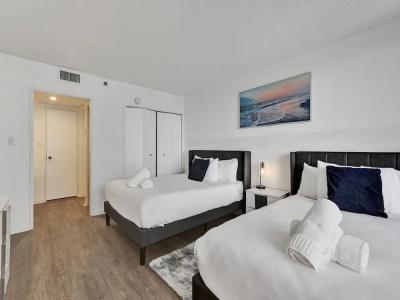 The Alexander All Suites - 319