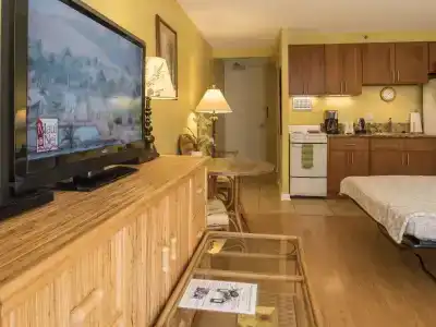 Tropical Studios At Marine Surf Waikiki - Free Parking - Best Location - Full Kitchen - Swimming Pool - 150