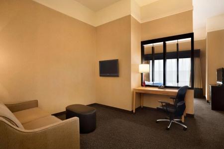 DoubleTree by Hilton Airport - 48