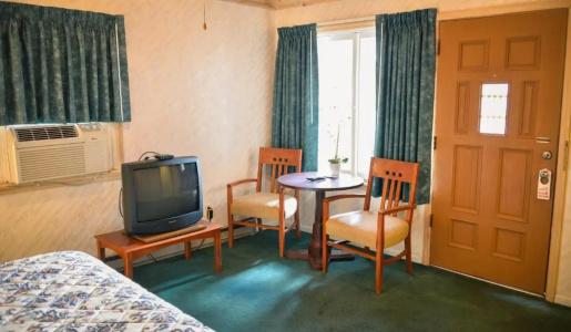 Lake Crest Inn - 96