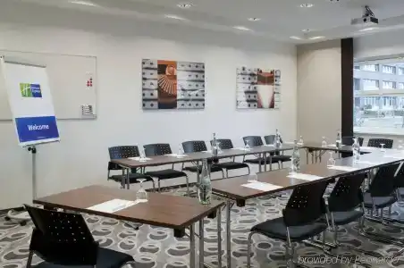 Holiday Inn Express Bremen Airport, An Ihg - 10