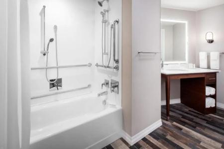 Hampton Inn Boston Seaport District - 10