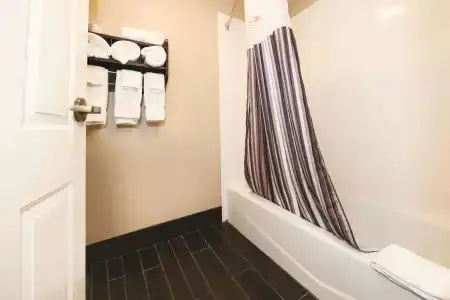 La Quinta Inn by Wyndham near Cedar Point - 8