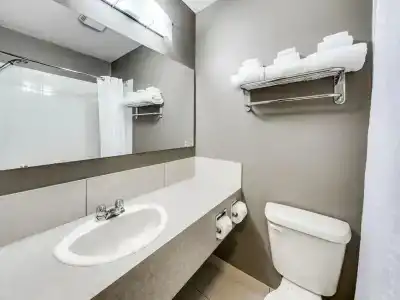Heritage Inn & Convention Centre - - 5