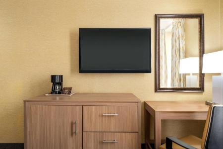 Days Inn by Wyndham Long Island City - 3