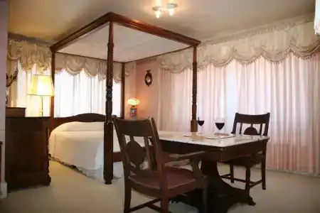 Martine Inn - 88