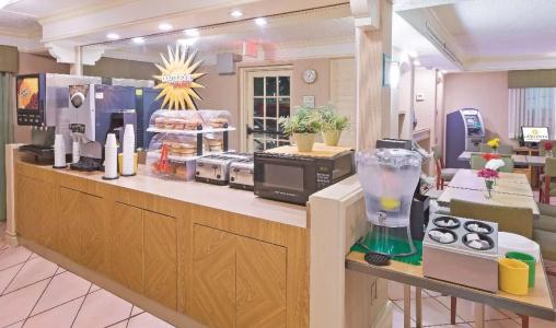 Super 8 by Wyndham San Antonio Near SeaWorld Ingram Park - 9