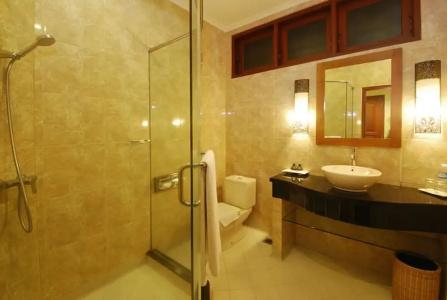 Yulia Beach Inn Kuta - 64