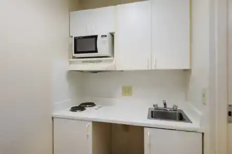 Hometowne Studios by Red Roof - University Pkwy - 30