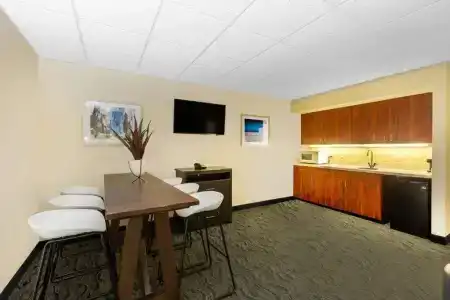 Baymont by Wyndham Airport - 58
